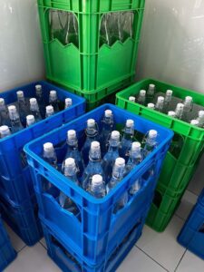 caisses de lait avec bouteilles